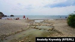 Наслідки прориву каналізаційного колектора на пляжі Судака