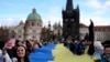 Під час акції у День соборності України. Прага, Карлів міст, 22 січня 2022 року, фото ілюстративне