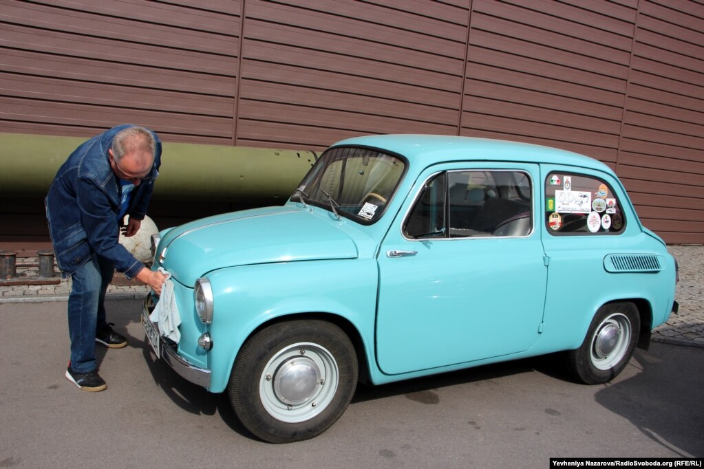 Останні приготування до автопробігу. Цей «запорожець» його власник Сергій Тищенко знайшов на Луганщині у 2005 році. Авто 1964 року випуску