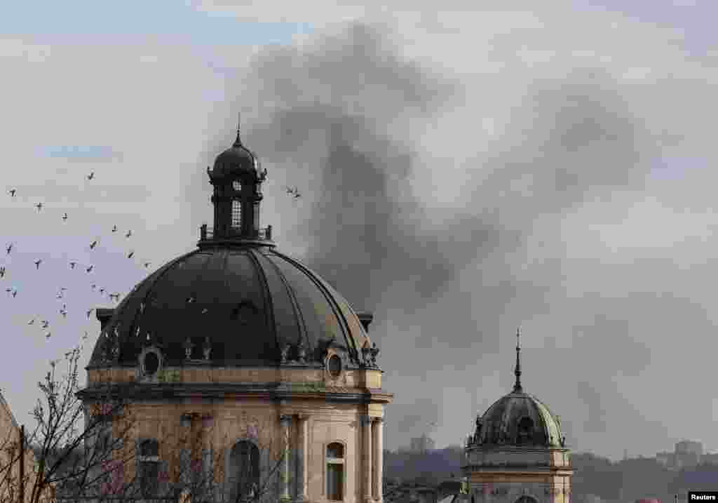 Російські військові регулярно з різних видів озброєння – ударними БпЛА, ракетами, КАБами, РСЗВ – атакують українські міста і цивільну інфраструктуру в усіх регіонах України.Керівництво Росії заперечує, що російська армія під час повномасштабної війни завдає цілеспрямованих ударів по цивільній інфраструктурі міст і сіл України, убиваючи цивільне населення і руйнуючи лікарні, школи, дитячі садочки, об’єкти енергетики та водозабезпечення.