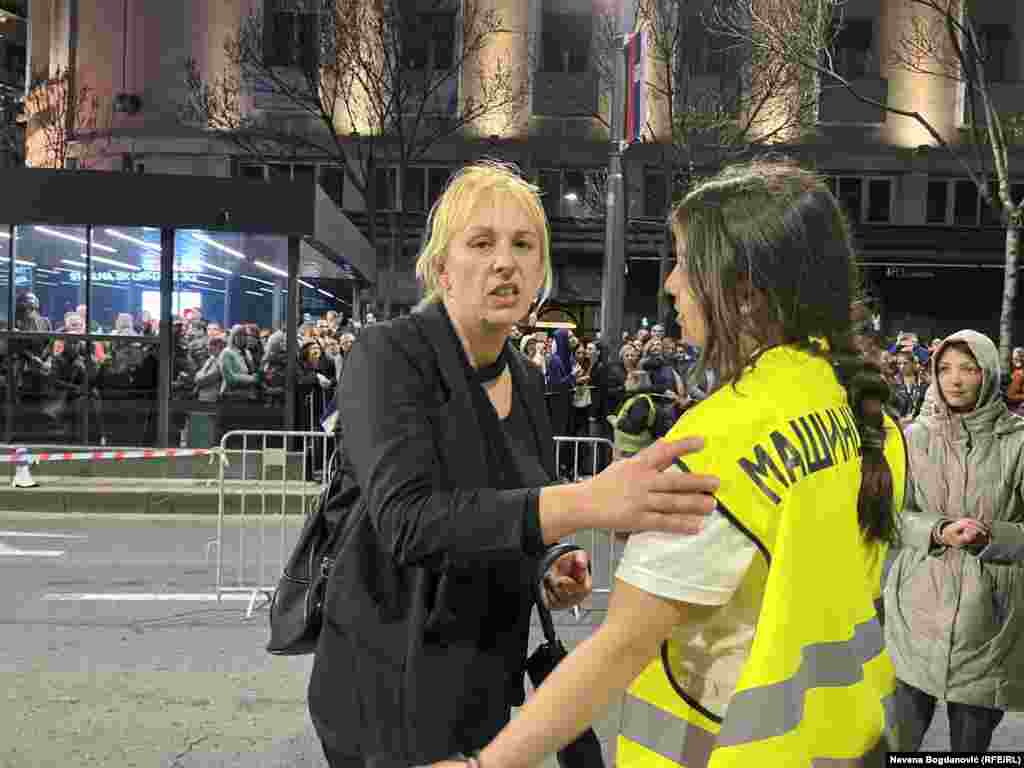 Građani na Terazijama su aplauzima i suzama dočekali Dijanu Hrku, majku Stefana Hrke koji je jedna od žrtava pada nadstrešnice.Ona je javno podržala studentske proteste.