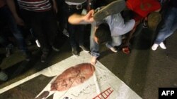 Protestler Ahmet Şafigiň prezidentlik saýlawlarynyň ikinji tapgyryna geçenliginiň yglan edilmeginiň yz ýany başlandy, Kair, 28-nji maý.