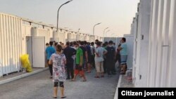 У розмові з журналістами мешканці «Уртасарая» розповіли, що деяких із них тримають у контейнерному таборі вже 30 днів замість обіцяних 14