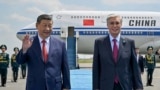 Прэзыдэнт Казахстану Касым-Жамарт Такаеў вітае кітайскага лідара Сі Цзіньпіна ў Астане. Чэрвень 2025