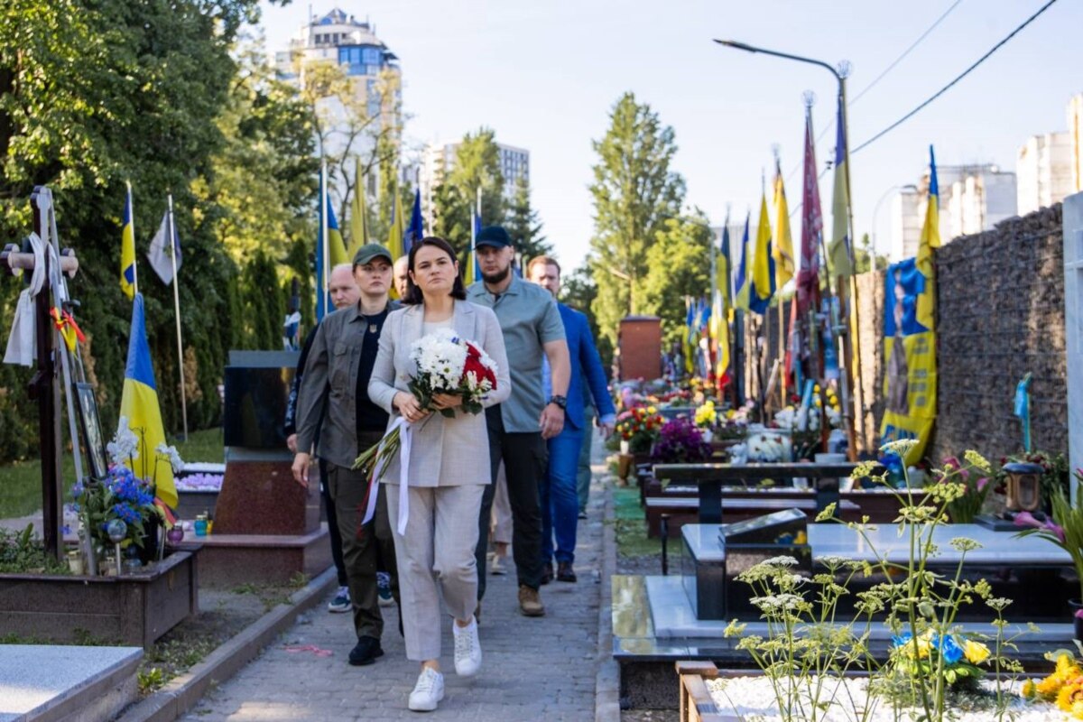 Тихановська почала візит до Києва з вшанування пам’яті загиблої білоруської доброволиці Зайцевої