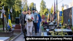 Беларус оппозициясынын лидери Украинадагы согушта каза болгон беларус ыктыярчысы Мария Зайцеванын мүрзөсүнө барды. 25-май, Киев.