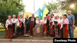 Участники митинга на открытии памятного знака в рамках арт-проекта «Чумацкий шлях» в Никополе, август 2021 года. Фото Венеры Абибулаевой
