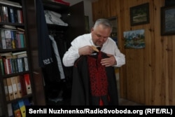 Вишиванка, яку подарували військові Костянтину Гудаускасу під час поїздки на фронт