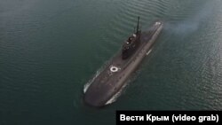 Российская субмарина «Колпино» выходит из бухты Севастополя на обучение в Черном море