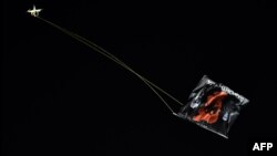 Droni me flamur që ka fluturuar mbi stadiumin e futbollit në Beograd gjatë ndeshjes Serbia - Shqipëria