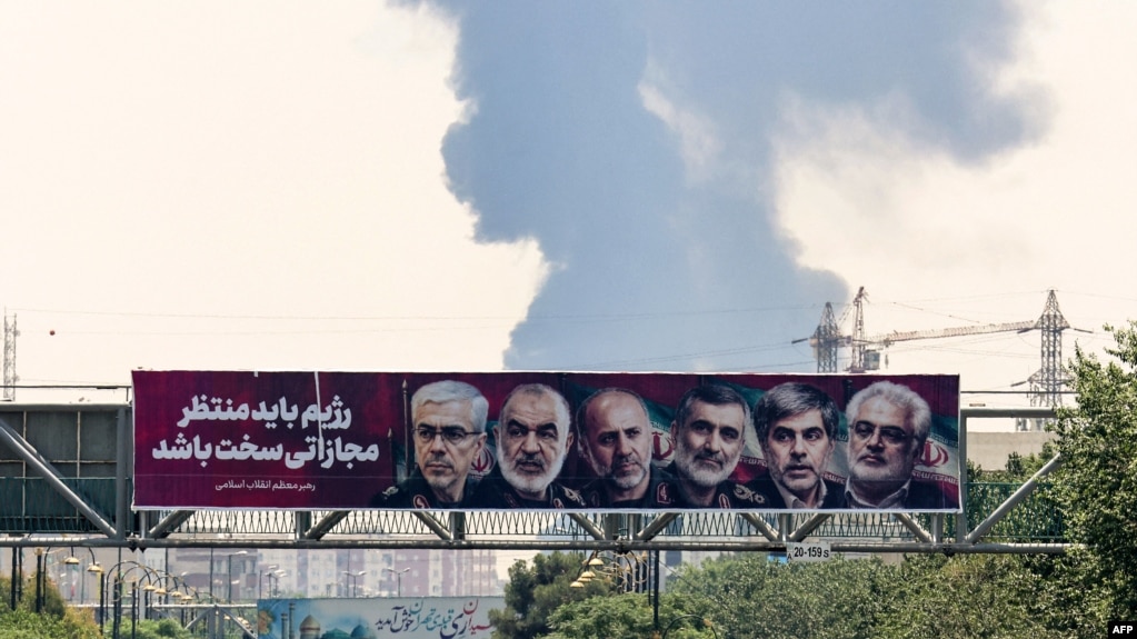 بیلبوردی در تهران از تصاویر شش تن از کسانی که در حمله بامداد جمعه کشته شدند