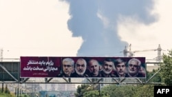 بیلبوردی در تهران از تصاویر شش تن از کسانی که در حمله بامداد جمعه کشته شدند