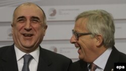 Latvia -- Azerbaijani Foreign Minister Elmar Mammadyarov (L) and President of the European Commission Jean-Claude Juncker arrive at the Eastern Partnership Summit in Riga, May 22, 2015