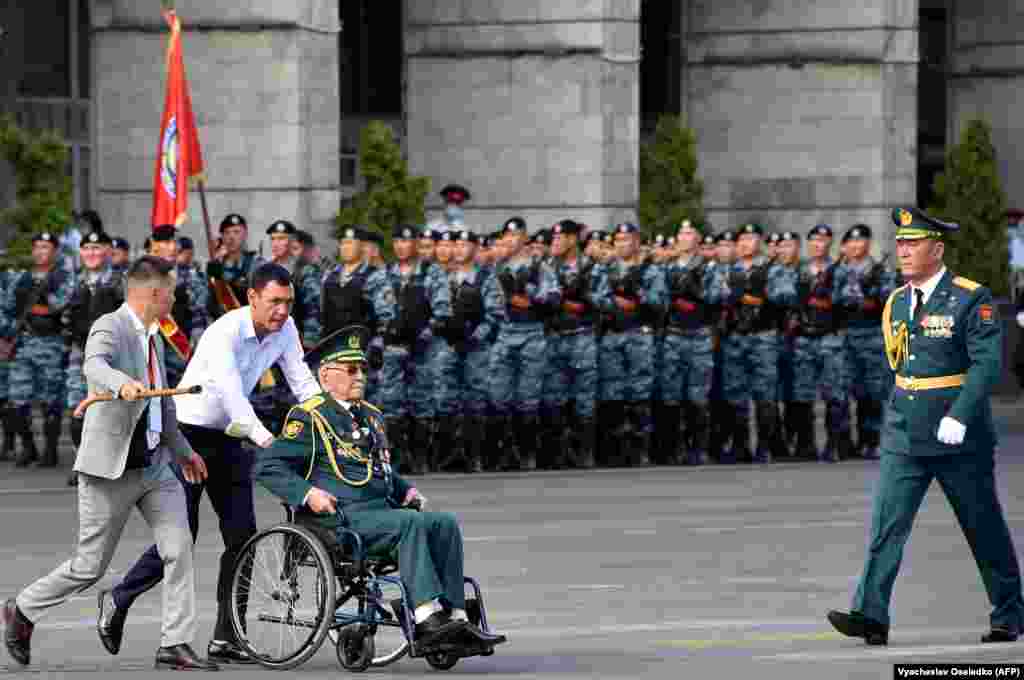 A Kyrgyz veteran of World War II arrives to watch the military parade.&nbsp;