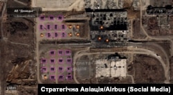 Супутниковий знімок пошкодженних гаражів для БпЛА в Донецькому аеропорту після атаки Сил оборони ракетами ATACMS та Storm Shadow, 7-8 березня 2026 року