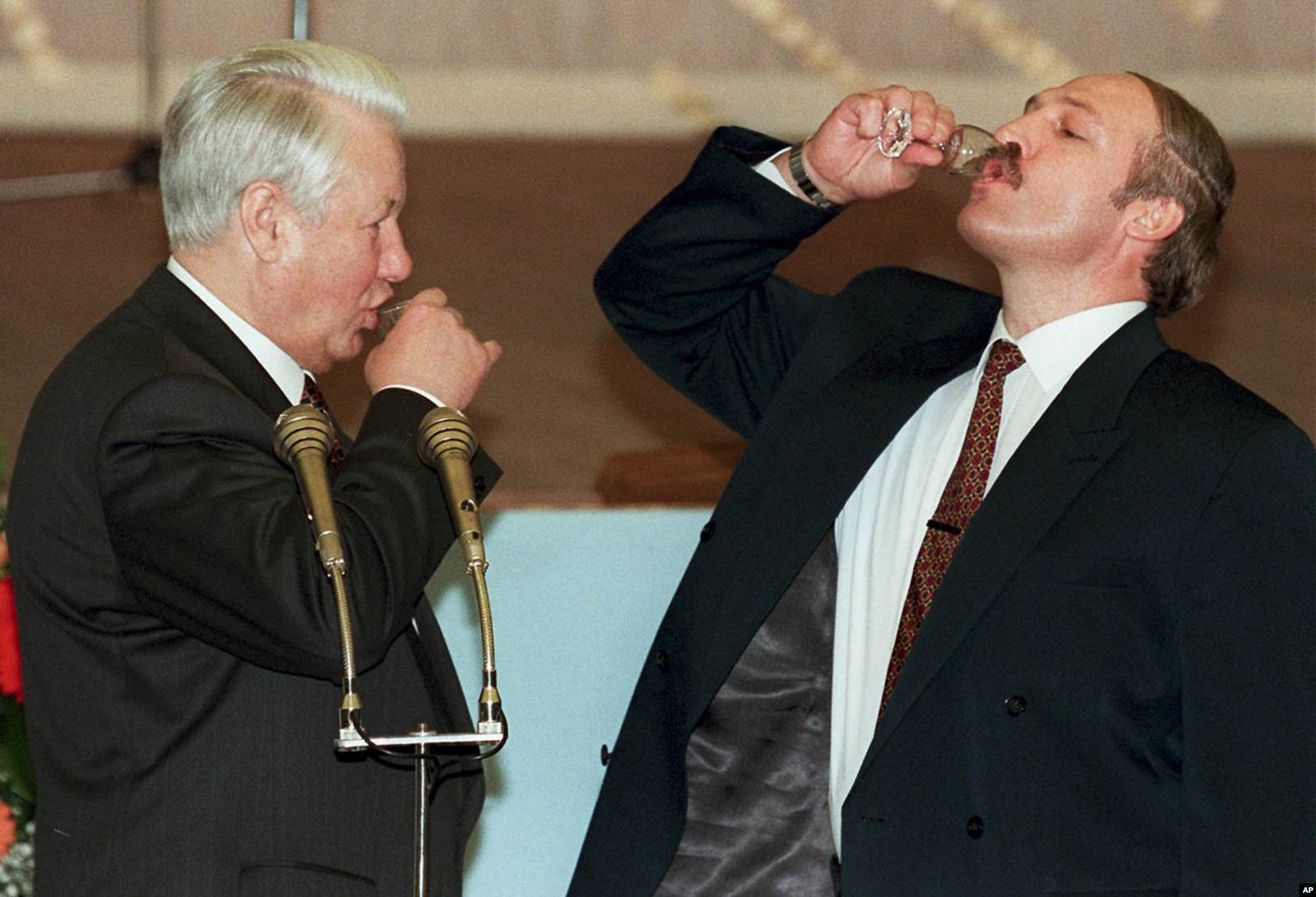 Ruski predsednik Boris Jeljcin sa beloruskim predsednikom Aleksandrom Lukašenkom nakon potpisivanja sporazuma u Kremlju, 02. april. 1996. 