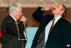 რუსეთის პრეზიდენტი ბორის ელცინი და ბელორუსის პრეზიდენტი ალიაქსანდრ ლუკაშენკა. 1996 წ.