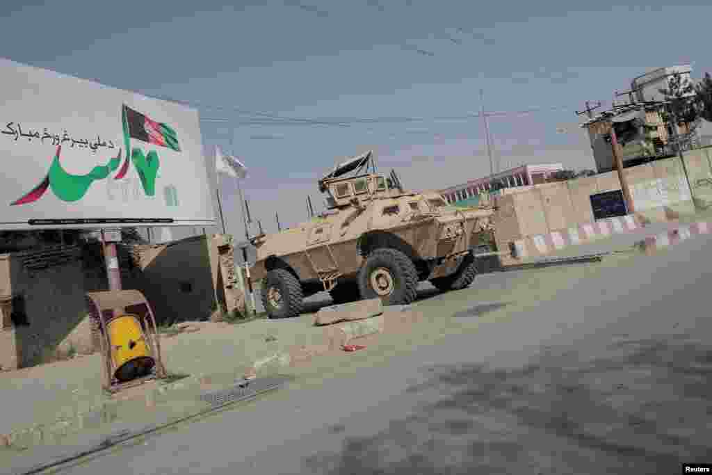 Покинутий бронетранспортер США, помічений у Кабулі 29 серпня 2021 року. Під час евакуації з Афганістану американські війська залишили військове обладнання на мільярди доларів, велика частина якого призначалася для Афганської національної армії. Сучасна зброя тепер потрапила до рук талібів.