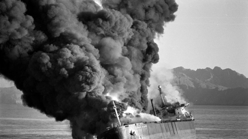 Veteranët e “Luftës së Cisternave” ngrenë paralele me krizën aktuale në Hormuz