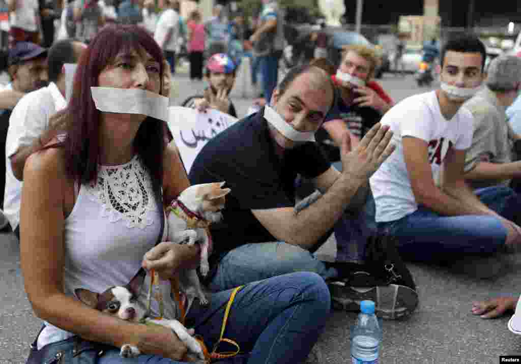 В день, когда активисты объявили голодовку, они также устроили &laquo;молчаливый&raquo; протест. Жители Бейрута с заклеенными ртами сидели &nbsp;перед зданием министерства сельского хозяйства&nbsp;