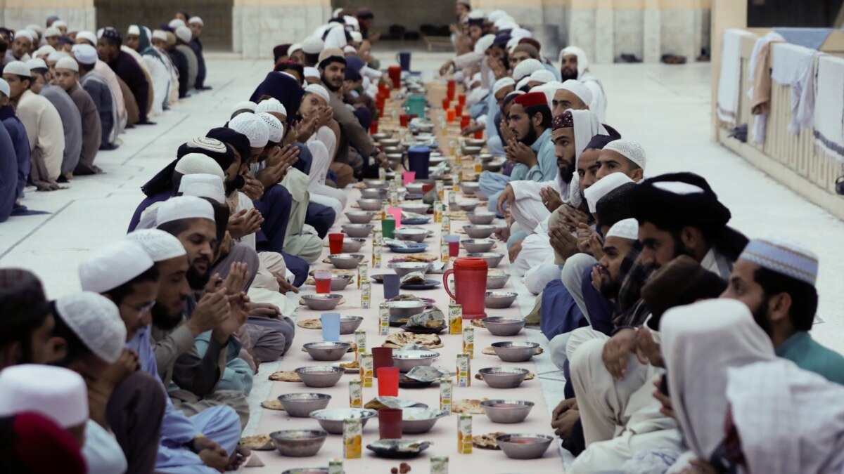 Главнокомандующий в мусульманских странах. Коллективный ифтар в Мекке. Пакистан ифтар с пшеном. Рамадан в Дубае. Ассам Рамадан.