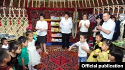 Аламүдүн районундагы боз үйдө уюшулган балдарды өнүктүрүү борбору. 