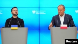 Președintele ucrainean Volodimir Zelenski (stânga) și prim-ministrul polonez Donald Tusk participă la o conferință de presă în Varșovia, Polonia, 15 ianuarie 2025. 