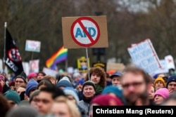 Pamje nga protesta në Berlin kundër planeve të migrimit.