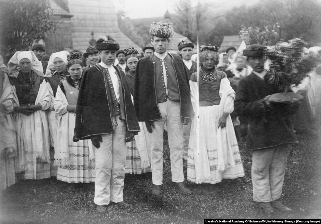 Fedir Vovk'un kişisel arşivinde bulunan bir baskıda bir düğün töreni ölümsüzleştiriliyor.