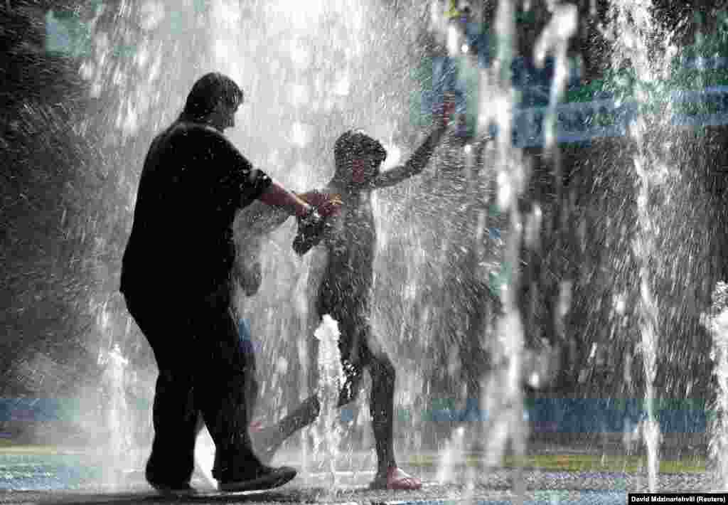 به هر حال ولی اگر آب باشد (و کسی کار به کار آدم نداشته باشد)، می&zwnj;شود در این گرما آب بازی کرد.