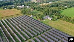 Mai multe companii din industria regenerabilelor au acuzat România de încălcarea tratatului internațional Carta Energiei (TCE), prin tăierea subvențiilor pentru producția de energie regenerabilă acordate pe bază de certificate verzi suportate pe facturi de către consumatori.