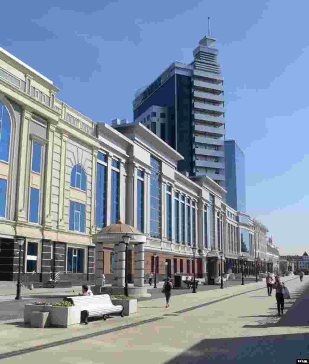 "Казан" кунакханәсе - Казанның меңъеллыгына Петербур тарафыннан төньяк башкала исеме белән урам бүләк ителде. Бу урам Нева елгасында урнашкан шәһәрне хәтерләтүче урын буларак төзелде. Петербур стиленнән таныш булган фонарьлар, үзенчәлекле архитектура төзелеше, матур күперчекләр урамда чыннан да төньяк башкала мохитен чагылдыра. Әмма “бүләк” әкренләп матурлыгын югалта бара.