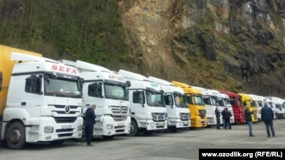 U tort oyoqqa turib, etagini kotardi (porno)