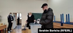 Qytetarët në Mitrovicë të Veriut duke votuar në zgjedhjet për kryetar komune.
