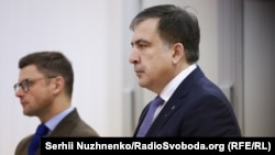 Міхеїл Саакашвілі (праворуч) з адвокатом на одному з попередніх судових засідань