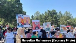 Участники митинга в Бишкеке с требованием найти Орхана Инанды. 9 июня 2021 года