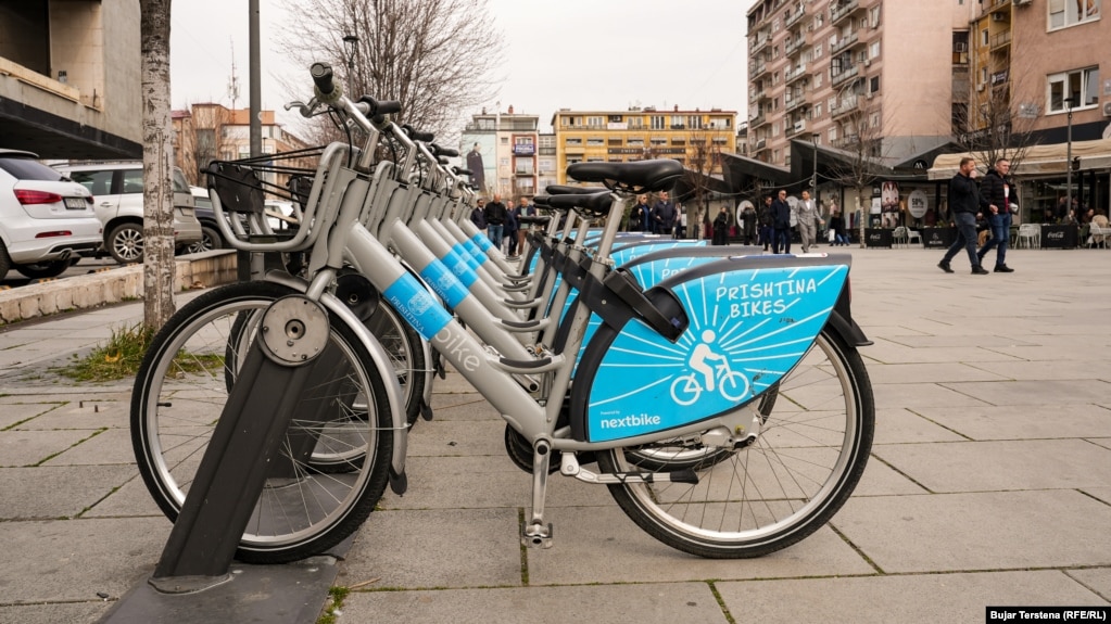 Biçikleta të Prishtina Bike, një alternativë e ofruar nga Komuna e Prishtinës, ku qytetarët mund t'i marrin me qira biçikletat. Tridhjetë minutat e parë të ngasjes së tyre janë falas, dhe më pas, sipas ueb-faqes të kësaj platforme, ata paguajnë 50 centë për çdo 1 orë shtesë që e përdorin. Nga Prishtina Bike nuk i janë përgjigjur Radios Evropa e Lirë se sa persona marrin me qira brenda një dite biçikleta.