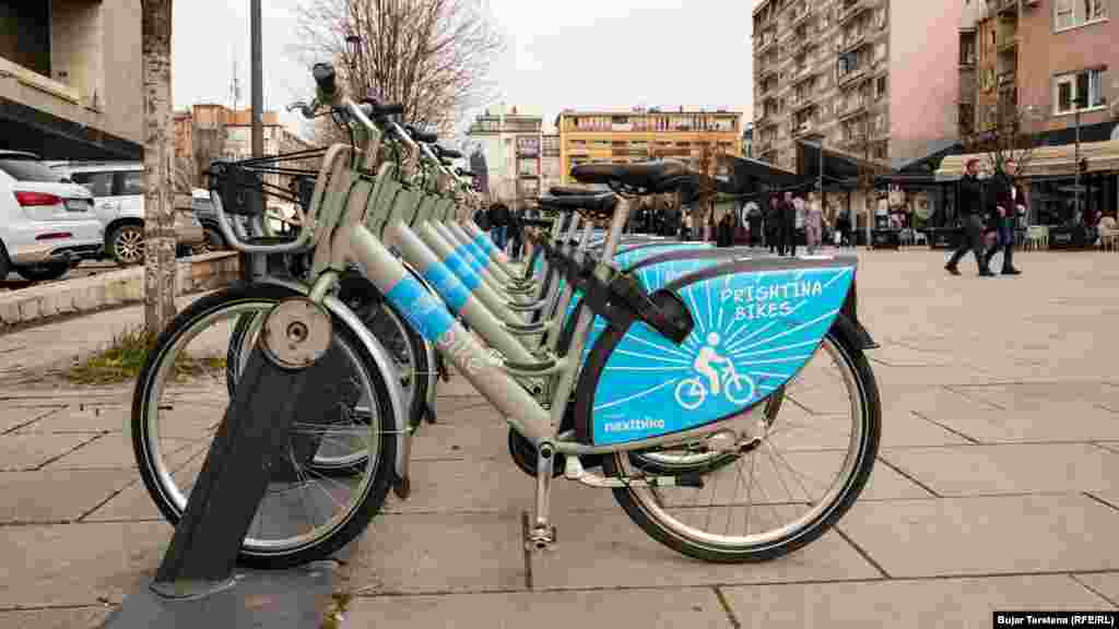 Biçikleta të Prishtina Bike, një alternativë e ofruar nga Komuna e Prishtinës, ku qytetarët mund t'i marrin me qira biçikletat. Tridhjetë minutat e parë të ngasjes së tyre janë falas, dhe më pas, sipas ueb-faqes të kësaj platforme, ata paguajnë 50 centë për çdo 1 orë shtesë që e përdorin. Nga Prishtina Bike nuk i janë përgjigjur Radios Evropa e Lirë se sa persona marrin me qira brenda një dite biçikleta.
