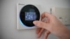 Specialiștii recomandă ca temperatura setată la aparatul de aer condiționat să fie între 23 și 25 de grade Celsius, dar nu mai mult de 5-7 grade în comparație cu temperatura de afară.
