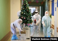Медики наряжают елку в Ивановской городской клинической больнице №3