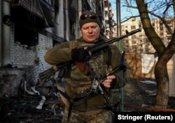 Український військовослужбовець оглядає збитий російський FPV-дрон, Оріхів, Запорізька область, 26 березня 2026 року