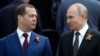 Владимир Путин (справа) и Дмитрий Медведев (архивная фотография)