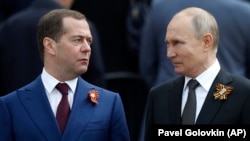 Дмитрий Медведев и Владимир Путин на параде в честь 9 мая в 2019 году