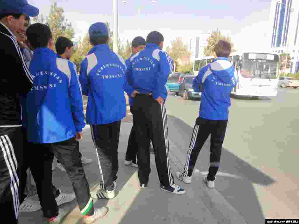 Çäreden gelýän talyplar awtobusa garaşýarlar