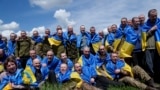 Українські військовослужбовці під час обміну військовополоненими в Сумській області, Україна, 31 травня 2024 року