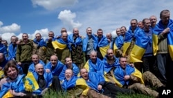 Українські військовослужбовці під час обміну військовополоненими в Сумській області, Україна, 31 травня 2024 року