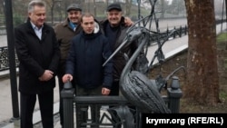 Віктор Агєєв і автори скульптури на набережній Салгира в Сімферополі