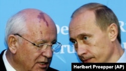 Vladimir Putin (sağda) və Mixail Qorbaçov 