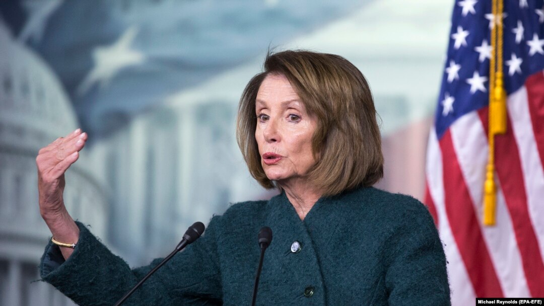 Nancy Pelosi tokom novinarske konferencije, 