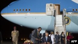 امضای دفتر یادبود میهمانان در پای هواپیما و به محض ورود به کنیا